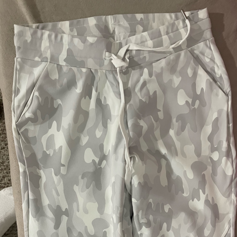 Buffbunny joggers white camo